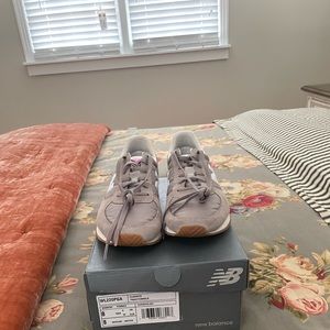 Excellent Grey New Balance Tennis Shoes in size 8